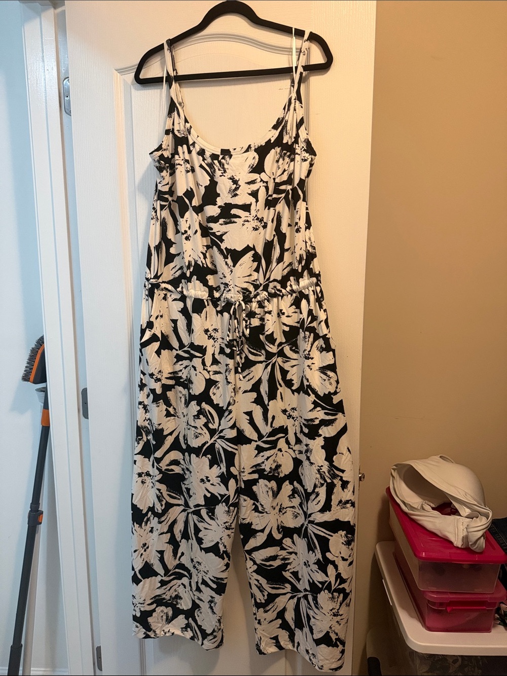 nine britton cropped Black and White Floral Sleeveless Jumpsuit NWT has POCKETS!